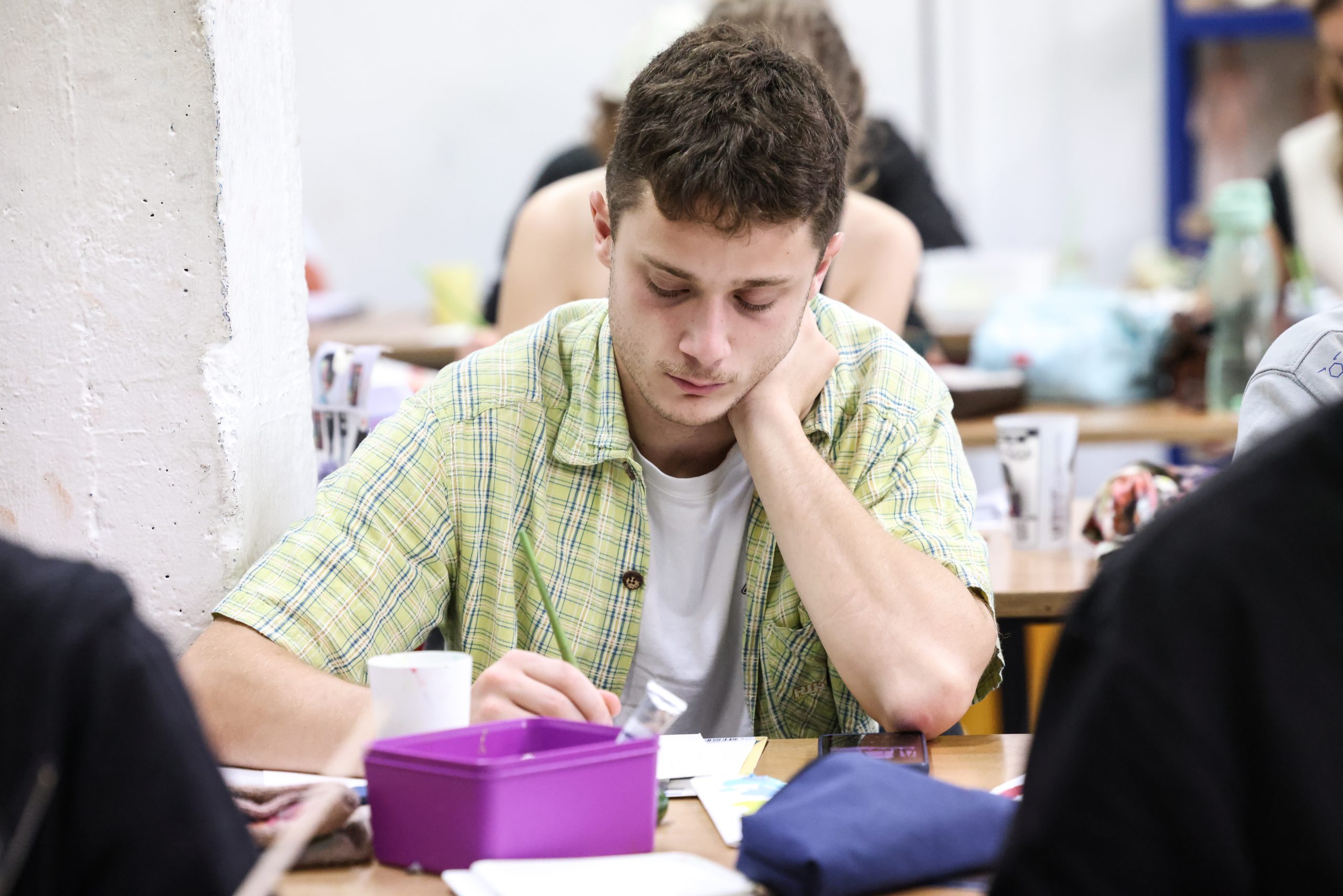 étudiant en classe d'art pivaut