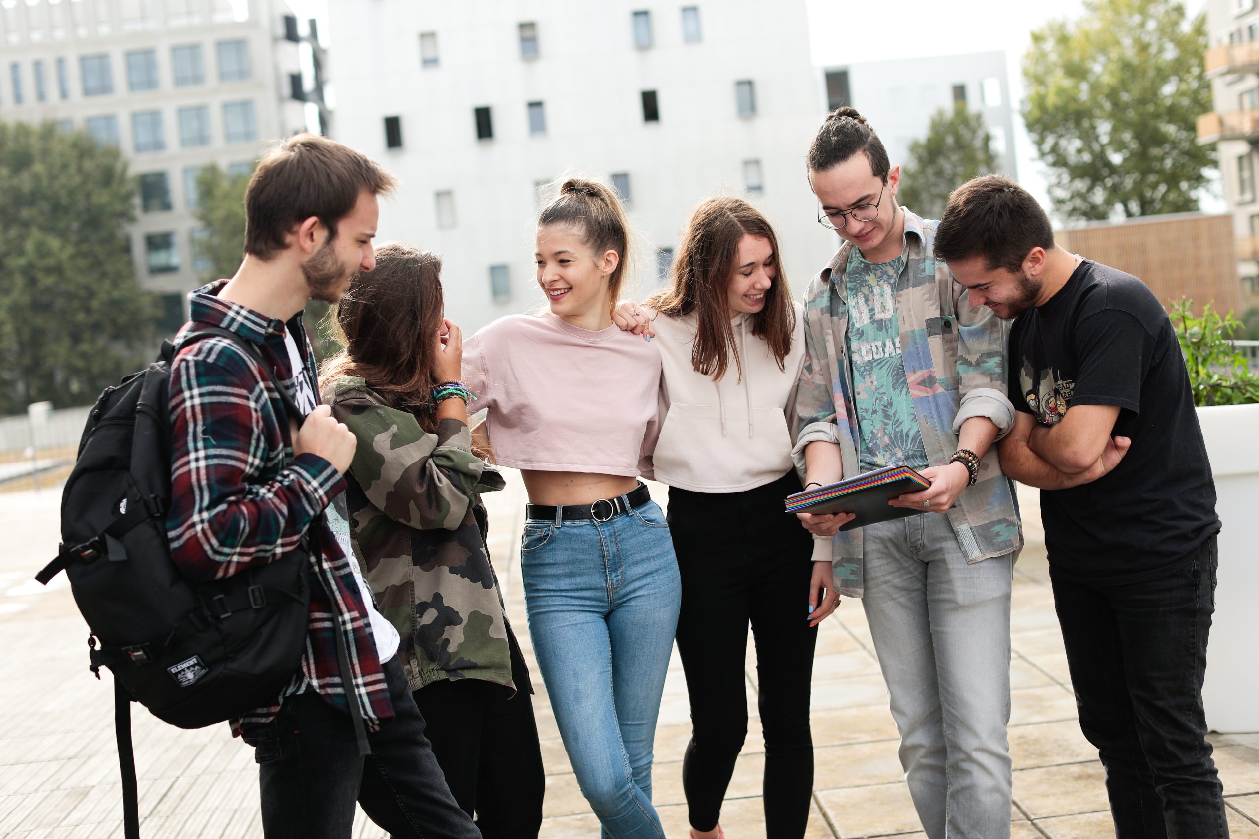 étudiants parvis école